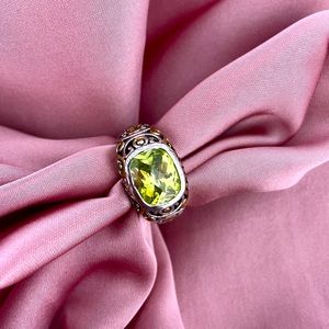 Green Faceted Crystal set in scrolls of silver/gold size 8 1/2 great condition